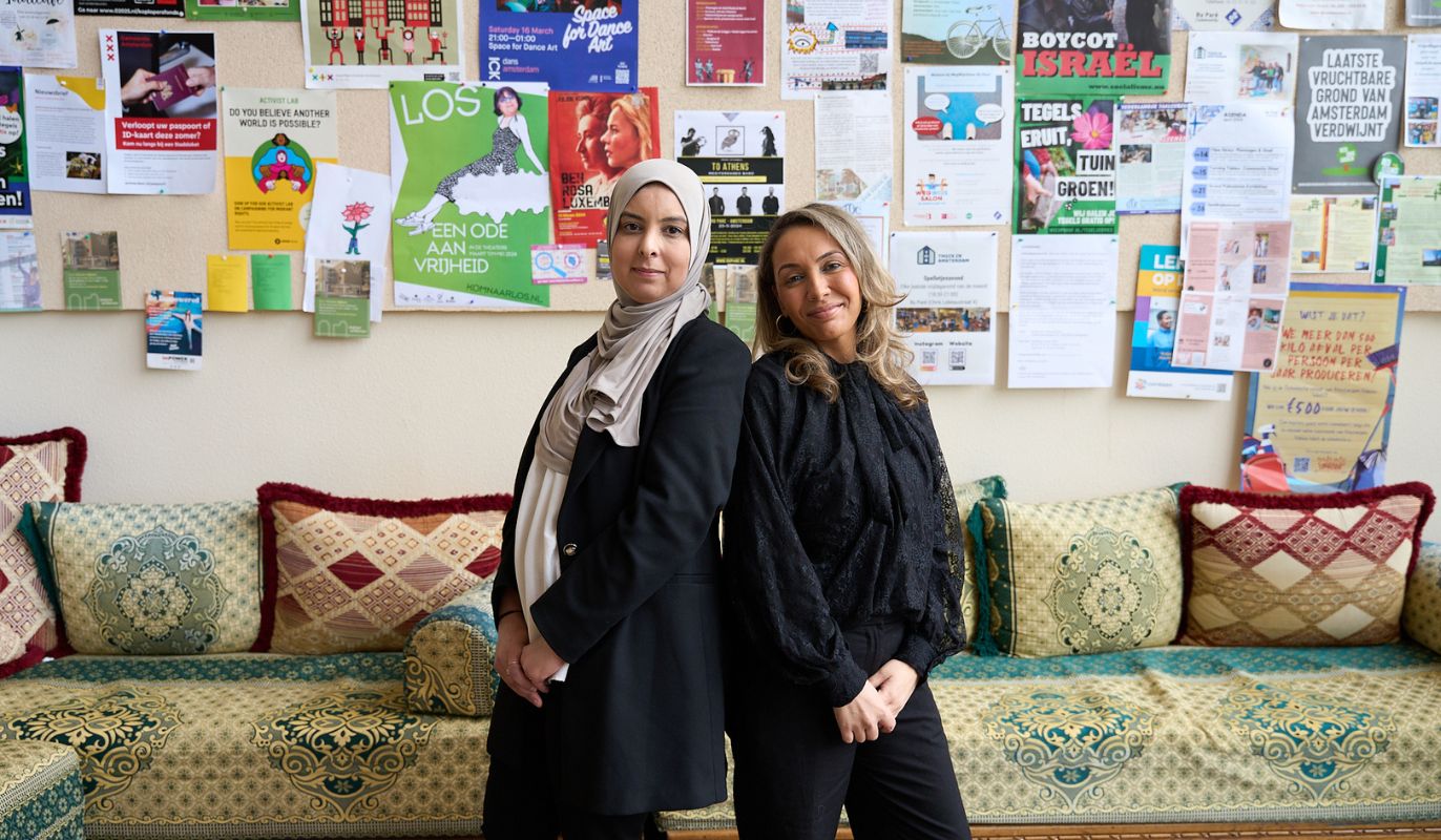 Doorstroomhulp in Nieuw-West: Asmae en Saida maken het verschil